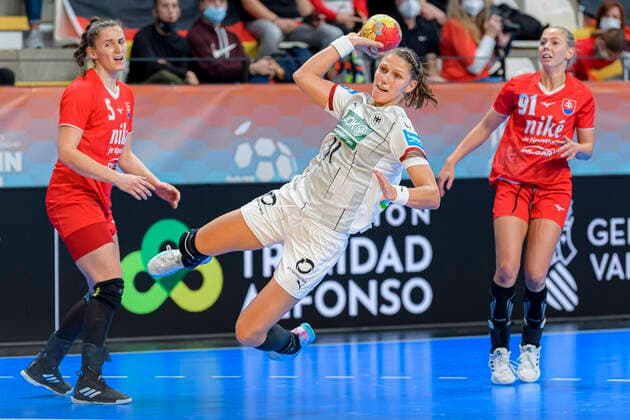 Handball, Womens World Championship, Slovakia Germany, Preliminary Round, Group E, 1 Matchday from left Marianna Rebicova Slovakia , Xenia Smits Germany Bietigheim , Reka Bizikova Slovakia Lliria Poliesportiu Pla de L Arc Spain