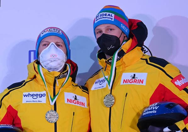 Award ceremony, f l pilot Francesco Friedrich and pusher Alexander Schüller both Germany win the World Cup race in two-man bobsleigh, bobsleigh, two-man bobsleigh, 2 run mens bobsleigh, Altenberg, winter sports, BMW IBSF World Cup Bob Skeleton 2021 22, World Cup, Eiskanal Altenberg, 04 12 2021,