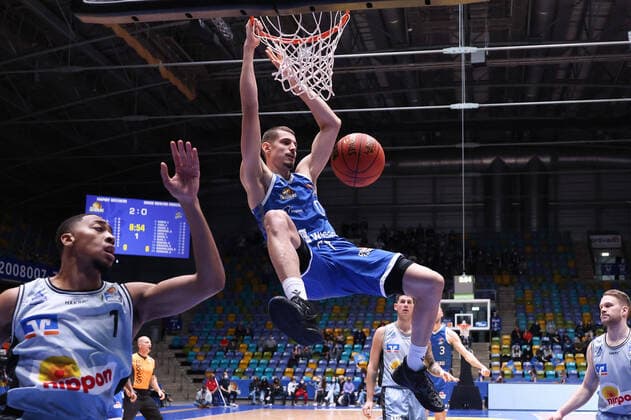 Fraport Skyliners HAKRO Merlins Crailsheim, easyCredit BBL Dunking by Lukas Wank Fraport Skyliners, 0 vs left Jaren Lewis Merlins Crailsheim, 1 Basketball match of the easyCredit BBL between Fraport Skyliners and HAKRO Merlins Crailsheim on 5 December 2021 at Fraport Arena in Frankfurt am Main , Frankfurt am Main Hesse Germany Fraport Arena