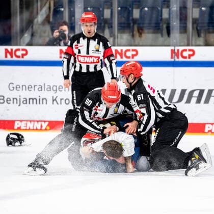 05 12 2021 Ice Hockey Season 2021 2022 DEL Matchday 28 Nuremberg Ice Tigers Icetigers Fischtown Pinguins Bremerhaven ThHa Brawl Fighting Dane Fox 74, Nuremberg Ice Tigers, Nuremberg Ice Tigers Dominik Uher 26, Fischtown Pinguins Bremerhaven.