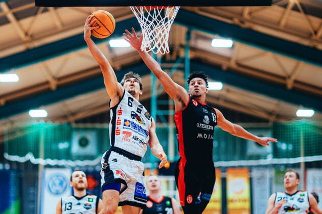 BB 2BL BSW Sixers ETV Hamburg Ole Sievers 6 BSW Sixers , Mubarak Salami 17 ETV Hamburg Basketball during the 2021 season 22 men in the Barmer 2 Bundesliga ProB between BSW Sixers and ETV Hamburg at the Ballsporthalle Sandersdorf on 5 December 2021 in Sandersdorf, Saxony Anhalt, Germany