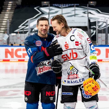 05 12 2021 Ice Hockey Season 2021 2022 DEL Matchday 28 Nuremberg Ice Tigers Icetigers Fischtown Pinguins Bremerhaven ThHa Patrick Reimer 17, Nuremberg Ice Tigers, Nuremberg Ice Tigers Michael Mike Moore 55, Fischtown Pinguins Bremerhaven.