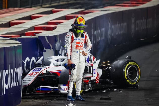 Bilder des Jahres 2021, Sport 12 Dezember SCHUMACHER Mick (ger), Haas F1 Team VF-21 Ferrari, action crash, accident, during the Formula 1 stc Saudi Arabian Grand Prix 2021, 21th round of the 2021 FIA Formula One World Championship, WM, Weltmeisterschaft from December 3 to 5, 2021 on the Jeddah Corniche Circuit, in Jeddah, Saudi Arabia - F1 - SAUDI ARABIAN GRAND PRIX 2021 - RACE DPPI Panoramic AC9I9292