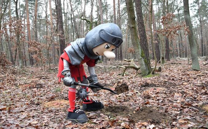 Football, men, 2021 2022 season, 1 Bundesliga, 1 FC Union Berlin, as part of the Waldmeister reforestation project, the first trees are planted around Teufelssee in Berlin Köpenick, mascot Ritter Keule digs a hole, 07 12 2021, Copyright: xSebastianxRäppold MatthiasxKochx
