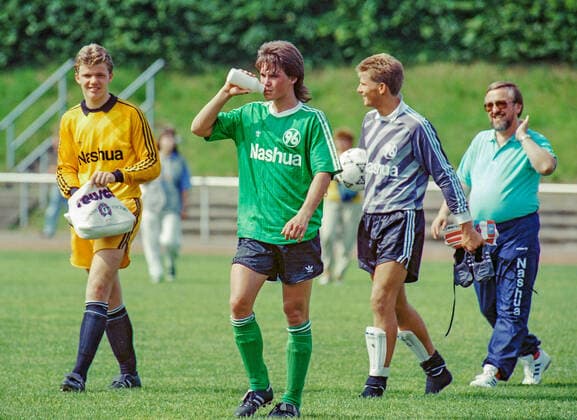 From friendly match Bevern near Holzminden against Hannover 96 on 30 06 1990 in Bevern In the photo Han96 players from left TW Carsten Kruse Niclas Weiland TW Oliver Kirchel and manager Hans Dieter Schmidt