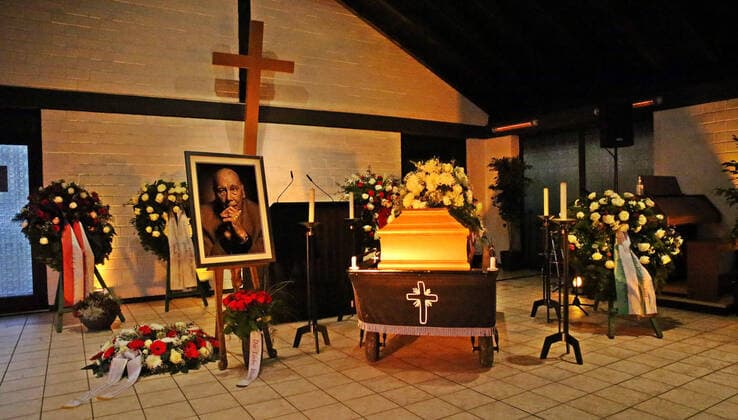 09 12 2021, xmohx, football national, funeral service Horst Eckel emspor, v l mortuary mt the coffin, wreaths of flowers and the picture of Horst Eckel DFL DFB REGULATES PROHIBIT ANY USE OF PHOTOGRAPHS as IMAGE SEQUENCES and or QUASI VIDEO Vogelbach