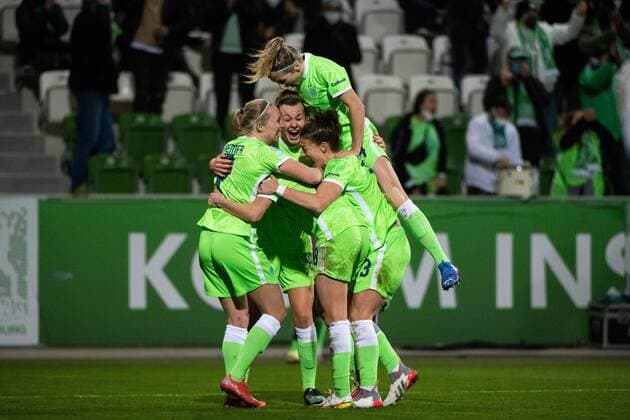 Tabea Wassmuth VfL Wolfsburg , Felicitas Rauch VfL Wolfsburg , Lena Lattwein VfL Wolfsburg , Kathrin Hendrich VfL Wolfsburg cheer over the goal, GER, VfL Wolfsburg vs FC Chelsea London, 16 12 2021, Uefa Womens Champions League Group Stage, Matchday 6, Season 2021 2022 GER, VfL Wolfsburg vs FC Chelsea London, 16 12 2021, Uefa Womens Champions League Group Stage, Matchday 6, Season 2021 2022 Wolfsburg Copyright: xEIBNER MichaelxMemmlerx EP_MMR
