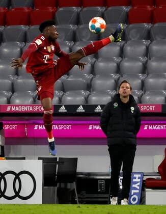 15 12 2018, Matchday 17, 1 Bundesliga, FC Bayern vs VfL Wolfsburg, Allianz Arena Muenchen, football, sports, pictured Alphonso Davies FCB and Florian Kohfeldt VfL Wolfsburg.