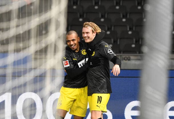 Football, men, 2021 2022 season, 1 Bundesliga 17 matchday , Hertha BSC Borussia Dortmund, v l Donyell Malen Borussia Dortmund , Julian Brandt Borussia Dortmund , cheering after goal to 0 1, 18 12 2021, Copyright: xSebastianxRäppold MatthiasxKochx