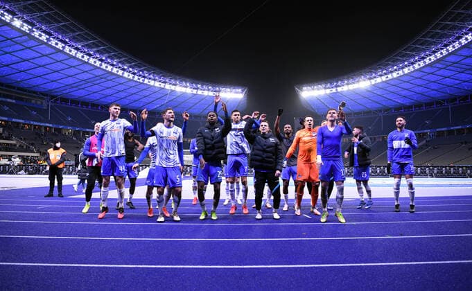 Football, men, 2021 2022 season, 1 Bundesliga 17 matchday , Hertha BSC Borussia Dortmund, Hertha, cheering after final whistle in front of Ostkurve, 18 12 2021, Copyright: xSebastianxRäppold MatthiasxKochx