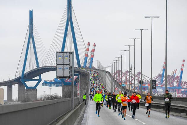 Köhlbrand bridge run 2021, Hamburg, 19 12 21 Participants at the Köhlbrand bridge run 2021, Hamburg, 19 12 21 Copyright: xBEAUTIFULxSPORTS T.xSobczakx