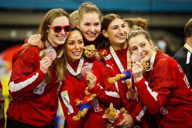 Bilder des Jahres 2021, Sport 12 Dezember Sport Themen der Woche KW50 Sport Bilder des Tages Handball, WM Damen, Norwegen ist Weltmeister Anne Mette HANSEN (8), Simone BÖHME (13), Mette TRANBORG (18), Line HAUGSTED (11), Rikke IVERSEN (34) during the handball match, France vs Norway, 25th IHF Womens World Championship, WM, Weltmeisterschaft Spain, 02.12.2021, Copyright: xJozoxCabrajax xkolektiffx