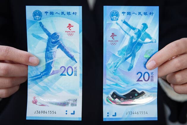 Bilder des Jahres 2021, Sport 12 Dezember Sport Themen der Woche KW51 Sport Bilder des Tages NANJING, CHINA - DECEMBER 21: A buyer shows commemorative banknotes for the Beijing 2022 Olympic Winter games, Winterspiele,Spiele, Summer games on December 21, 2021 in Nanjing, Jiangsu Province of China. China s central bank issued a set of commemorative banknotes for the Beijing 2022 Olympic Winter Games on Tuesday. The set, including a polymer note and a paper note, features a figure skater and a freestyle skiing athlete, respectively. Copyright: xVCGx CFP111362559871