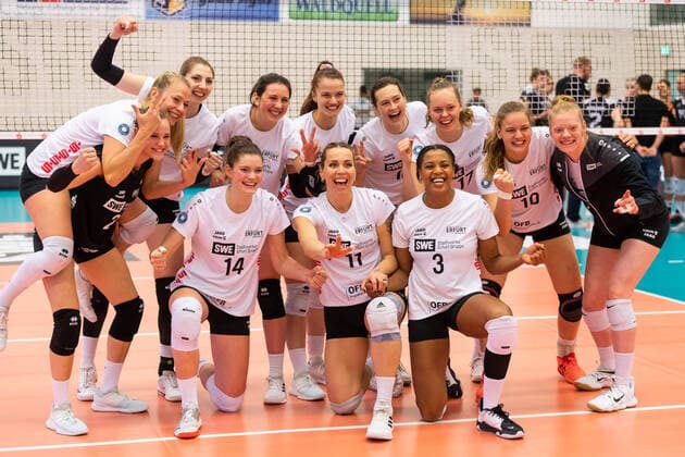 victory photo, team photo, line-up, team photo jubilation, celebration, 12 22 2021, Erfurt Germany , Volleyball, 1 Bundesliga Frauen, Schwarz Weiss Erfurt NawaRo Straubing xprx