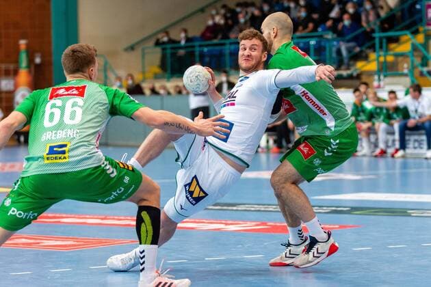 v l Jan Grebenc TSV GWD Minden 66 , Alexander Feld HSG Wetzlar 2 , Maximilian Janke TSV GWD Minden 4 TSV GWD Minden vs HSG Wetzlar, Handball, 1 Bundesliga, 17 Matchday, 22 12 2021 Minden Copyright: xEibner-Pressefotox xJanxStrohdiekx EP_JSK