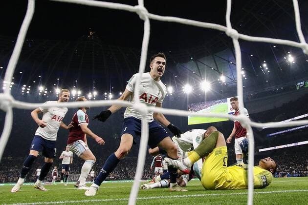 Bilder des Jahres 2021, Sport 12 Dezember Sport Themen der Woche KW51 Sport Bilder des Tages Mandatory Credit: Photo by Michael Zemanek Shutterstock (12655440bc) Sergio Reguilon of Tottenham Hotspur celebrates as Lucas Moura of Tottenham Hotspur scores a goal to make it 2-1 Tottenham Hotspur v West Ham United, EFL Carabao Cup, Quarter Final, Football, London Stadium, London, UK - 22 Dec 2021 EDITORIAL USE ONLY No use with unauthorised audio, video, data, fixture lists, club league logos or live services. Online in-match use limited to 120 images, no video emulation. No use in betting, games or single club league player publications. Tottenham Hotspur v West Ham United, EFL Carabao Cup, Quarter Final, Football, London Stadium, London, UK - 22 Dec 2021 EDITORIAL USE ONLY No use with unauthorised audio, video, data, fixture lists, club league logos or live services. Online in-match use limited to 120 images, no video emulation. No use in betting, games or single club league player publications. Copyright: xMichaelxZemanek Shutterstockx 12655440bc