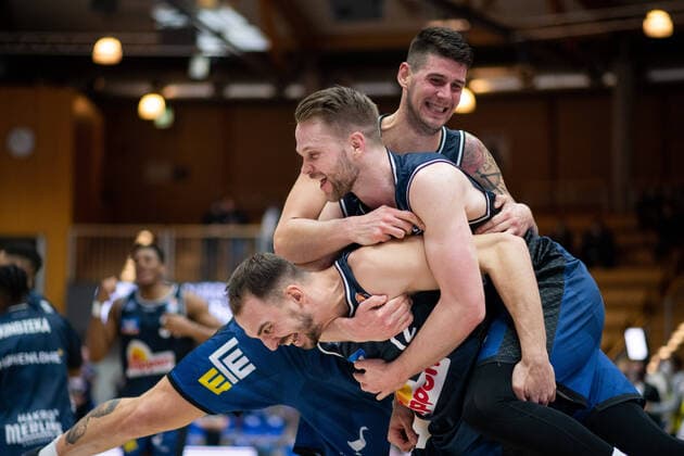 Dejan Kovacevic Merlins Crailsheim , Fabian Bleck Merlins Crailsheim , Bogdan Radosavljevic Merlins Crailsheim cheer about the victory, GER, HAKRO Merlins Crailsheim vs FC Bayern Muenchen Basketball, 26 12 2021, 13 Spieltag easycredit Basketball Bundesliga, Spielzeit 2021 2022 GER, HAKRO Merlins Crailsheim vs FC Bayern Muenchen Basketball, 26 12 2021, 13 Spieltag easycredit Basketball Bundesliga, Spielzeit 2021 2022 Crailsheim Copyright: xEibner MichaelxMemmlerx EP_MMR