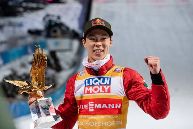 Ryoyu Kobayashi Japan rejoices over overall victory in tour, AUT, Ski Jumping Four Hills Tournament, Three-King Bischofshofen, 06 01 2022, 2021 2022 season AUT, Ski Jumping Four Hills Tournament, Three-King Bischofshofen, 06 01 2022, 2021 2022 season Copyright: xEibner Memmlerx EP_MMR