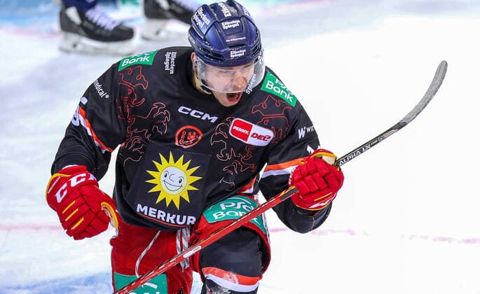 07 01 2022, Duesseldorf, ice hockey, Penny DEL, matchday 40, PSD Bank Dome, Duesseldorfer EG vs Eisbaeren Berlin Carter Proft of Duesseldorfer EG cheers after his goal to 1 0 Duesseldorfer EG Eisbaeren Berlin