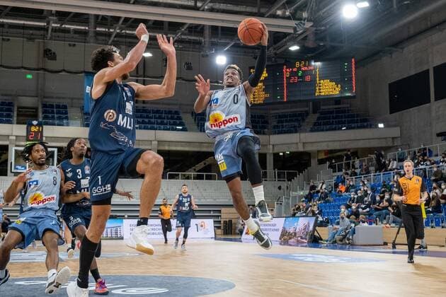 T J Shorts HAKRO Merlins Crailsheim, 0 while throwing against Brekott Chapman MLP Academics Heidelberg, 1 , MLP Academics Heidelberg vs HAKRO Merlins Crailsheim, Basketball, easyCredit Bundesliga, 16 Spieltag, Saison 2021 2022, 07 01 2022, MLP Academics Heidelberg vs HAKRO Merlins Crailsheim, Basketball, easyCredit Bundesliga, 16 Spieltag, Saison 2021 2022, 07 01 2022, Heidelberg Copyright: xEibner-Pressefotox EP_EER