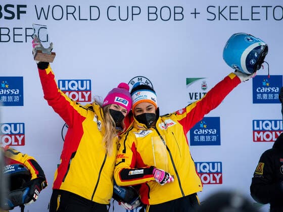 Laura Nolte, Deborah Levi Germany, BSC Winterberg cheer on the podium, GER, IBSF World Cup Winterberg, two-man bobsleigh women, 09 01 2022, season 2021 2022 GER, IBSF World Cup Winterberg, two-man bobsleigh women, 09 01 2022, season 2021 2022 Copyright: xEibner Memmlerx EP_MMR