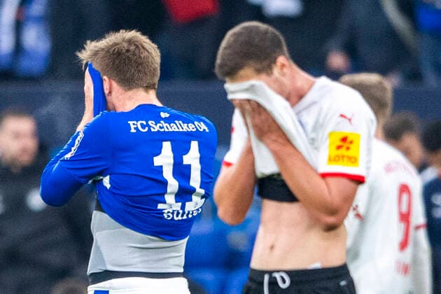 Soccer 2 Bundesliga, season 2021 2022, 19 matchday, FC Schalke 04 Holstein Kiel on 16 01 2022 at the Veltins Arena in Gelsenkirchen Schalkes Marius Bülter l and Kiels Patrick Erras are disappointed DFL REGULATIONS PROHIBIT ANY USE OF PHOTOGRAPHS AS IMAGE SEQUENCES AND OR QUASI VIDEO Copyright: xInderlied Kirchner-Mediax