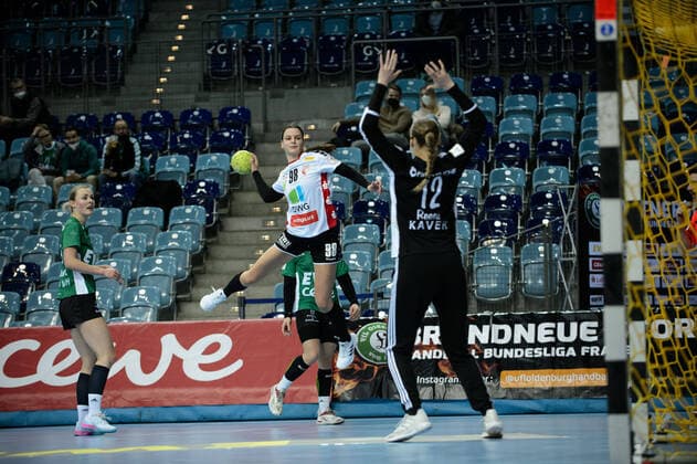 Marija Gudelj 98 SV Union Halle Neustadt vs Nele Reese 12 VfL Oldenburg during the match VfL Oldenburg vs SV Union Halle Neustadt Handball, Bundesliga Frauen, Saison 2021 2022, 12 Spieltag, 16 01 2022 Copyright xErikxHillmer EIBNERx EP EHR VfL Oldenburg vs SV Union Halle Neustadt Handball, Bundesliga Frauen, Saison 2021 2022, 12 Spieltag, 16 01 2022 Oldenburg Copyright: xErikxHillmer EIBNERx EP_EHR