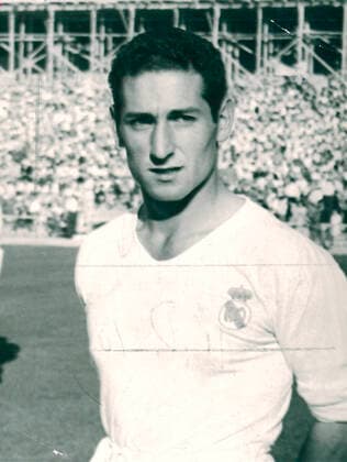 Imagen del jugador del Real Madrid Paco Gento antes del inicio de un partido de su equipo en la temporada 52-53. Real Madrid player Paco Gento. 