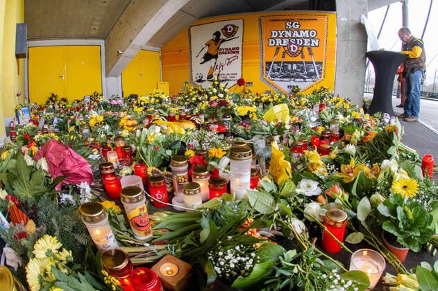GER Sachsen Dresden Dynamo Dresden Hans Jürgen Dörner mini memorial at Dynamostadion Rudolf Harbig Stadium with a sea of flowers flowers in black yellow and a book of condolence for the ex-national player who died of cancer last week tribute commemoration idol legend edited 2401 22 24 01 22
