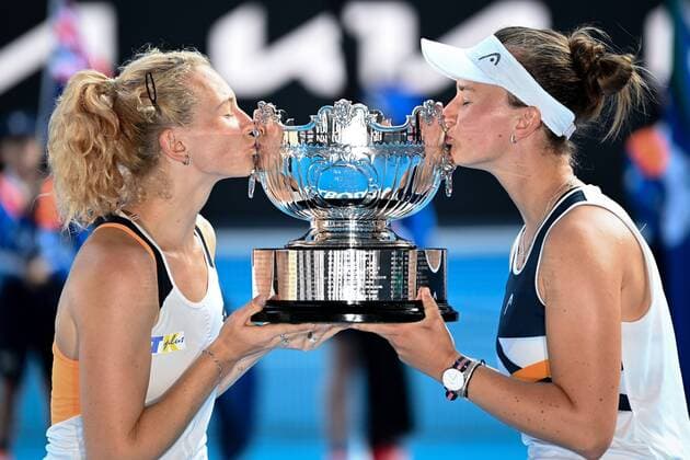 Bilder des Jahres 2022, Sport 01 Januar Sport Themen der Woche KW04 Sport Bilder des Tages Mandatory Credit: Photo by James Gourley Shutterstock (12778011y) Barbora Krejcikova and Katerina Siniakova celebrate winning the Womens Doubles final Australian Open, Day Fourteen, Tennis, Melbourne Park, Melbourne, Australia - 30 Jan 2022 Australian Open, Day Fourteen, Tennis, Melbourne Park, Melbourne, Australia - 30 Jan 2022 Copyright: xJamesxGourley Shutterstockx 12778011y