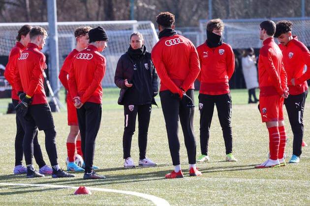 A - Junioren Bundesliga Süd Südwest - Saison 2021 2022 - FC Ingolstadt 04 - SC Freiburg - Sabrina Wittmann Trainerin FCI redet mit ihren Spielern vor dem Spiel - Foto: Stefan Bösl A - Junioren Bundesliga Süd Südwest - Saison 2021 2022 - FC Ingolstadt 04 - SC Freiburg