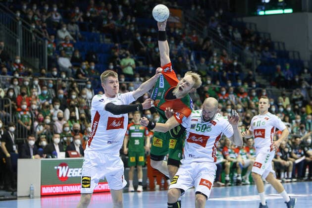 09 02 2022, xtgx, handball, Liqui Moly HBL, SC Magdeburg GWD Minden emspor v l Fynn Hermeling Minden, 77 , Matthias Musche Magdeburg, 6 , Tomas Urban Minden, 50 throws goal, goal scorer, scores the goal duel, duel, fight, tackle Magdeburg
