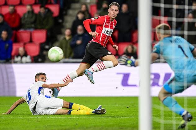 EINDHOVEN Goal attempt by Joey Veerman of PSV Eindhoven during the Conference League playoff match between PSV and Maccabi Tel Aviv at Phillips stadium on February 17, 2022 in Eindhoven, Netherlands ANP OLAF KRAAK UEFA Europa Conference League play offs 2021 2022 xVIxANPxSportx xxANPxIVx 444300719 originalFilename: 444300719.jpg