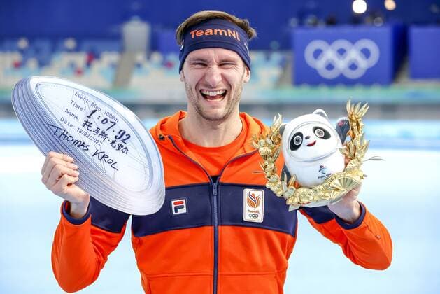 BEIJING TeamNL s Thomas Krol during the men s 1000 meters ceremony at the 2022 Winter Olympics in Beijing, China ANP VINCENT JANNINK Speed Skating Men s 1000m 2022 xVIxANPxSportx xxANPxIVx 444326408 originalFilename: 444326408.jpg