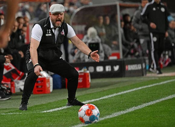 19 02 2022, xjhx, football 1 Bundesliga, 1 FC Koeln Eintracht Frankfurt emspor, v l coach Steffen Baumgart 1 FC Koeln gestures gives instructions DFL DFB REGULATES PROHIBIT ANY USE OF PHOTOGRAPHS as IMAGE SEQUENCES and or QUASI VIDEO Koeln