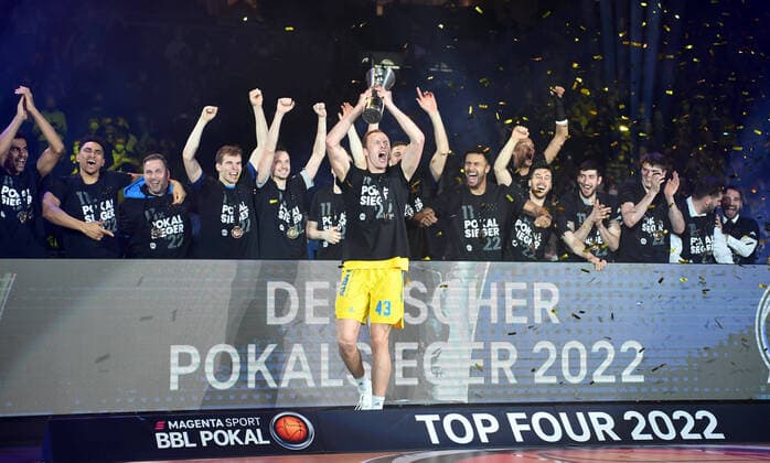 Basketball, men, 2021 2022 season, MagentaSport BBL Cup, Top Four Final , Hakro Merlins Crailsheim Alba Berlin, Luke Sikma Alba Berlin raises the cup in the air, 20 02 2022, Copyright: xSebastianxRäppold MatthiasxKochx