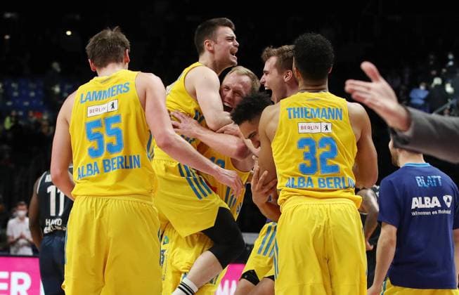 Cup winners Ben Lammers, Jonas Mattissek, Luke Sikma, Malte Delow, Johannes Thiemann, Tamir Blatt jubilant joy emotion jubilation after the end of the game Sports Basketball BBL Cup Top Four mens final season 2021 2022 20 02 2022 Alba Berlin vs HAKRO Merlins Crailsheim