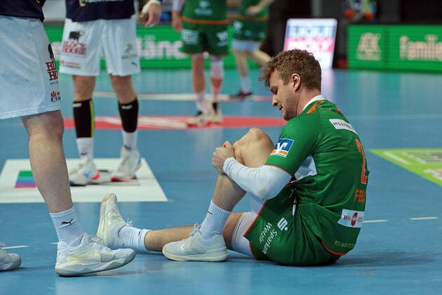 20 02 2022, xovx, Handball Bundesliga, HBL, HSG Wetzlar Handball Sport Verein Hamburg Alexander Feld HSG Wetzlar badly injured knee Wetzlar Buderus Arena Wetzlar Hesse Germany EN