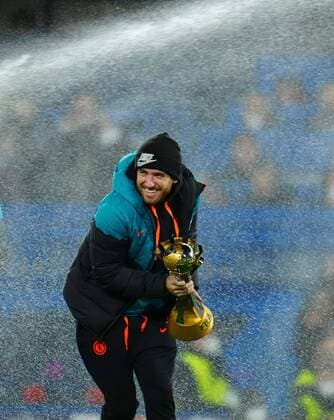 Bilder des Jahres 2022, Sport 02 Februar Sport Themen der Woche KW08 Sport Bilder des Tages Mandatory Credit: Photo by Javier Garcia Shutterstock (12817772n) Ben Chilwell of Chelsea gets sprayed by the sprinkler as he parades the Club World Cup before kick off Chelsea v Lille, UEFA Champions League, Round of 16, First Leg, Football, Stamford Bridge, London, UK - 22 Feb 2022 EDITORIAL USE ONLY No use with unauthorised audio, video, data, fixture lists, club league logos or live services. Online in-match use limited to 120 images, no video emulation. No use in betting, games or single club league player publications. Chelsea v Lille, UEFA Champions League, Round of 16, First Leg, Football, Stamford Bridge, London, UK - 22 Feb 2022 EDITORIAL USE ONLY No use with unauthorised audio, video, data, fixture lists, club league logos or live services. Online in-match use limited to 120 images, no video emulation. No use in betting, games or single club league player publications. Copyright: xJavierxGarcia Shutterstockx 12817772n