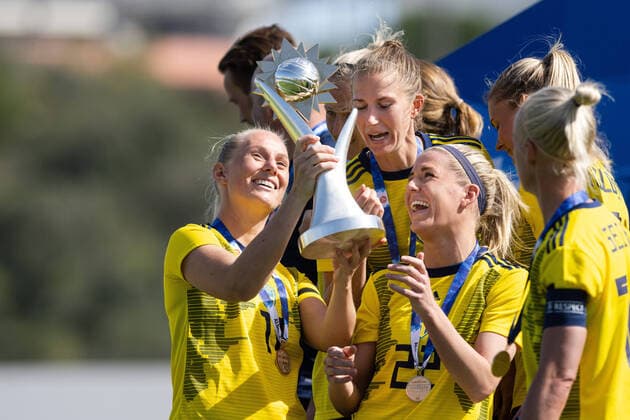 220223 Stina Blackstenius and Olivia Schough of Sweden celebrate with the trophy after the Algarve Cup final football match between Sweden and Italy on February 23, 2022 in Lagos Photo Ludvig Thunman BILDBYRAN kod LT LT0287 fotboll football soccer fotball algarve cup sverige sweden italien italy dam bbeng women s women jubel,  Copyright: LUDVIGxTHUNMAN BB220223LT078
