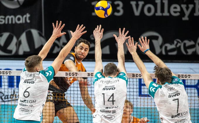 23 02 2022, Berlin, Volleyball 1 Bundesliga, men, intermediate round, 6 match day, Berlin Volleys SWD powervolleys Dueren, Max Schmeling Halle Berlins Benjamin Patch 2 v l plays the ball against the block from Erik Roehrs l , David Pettersson and Filip John r of Powervolleys Dueren BR Volleys Powervolleys Dueren