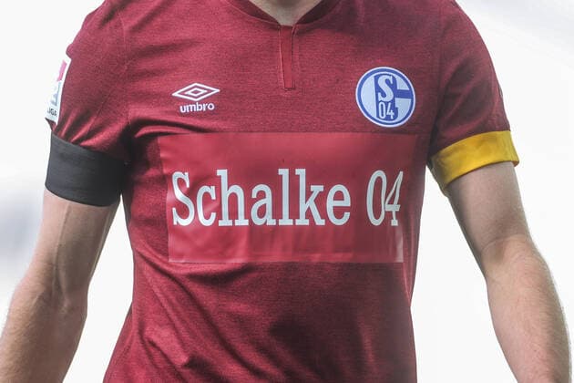 26 02 2022, football, season 2021 2022, 2 Bundesliga, 24 matchday, Karlsruher SC FC Schalke 04, Schalke jersey without the logo of the main sponsor Gazprom Photo Tim Rehbein RHR FOTO Karlsruhe BBBank Wildpark BW Germany xRHR FOTO TRx