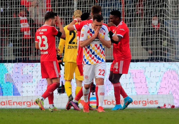 26 02 2022, xfrx, football 1 Bundesliga, Union Berlin 1 FSV Mainz 05 emspor, v l goal celebration after goal celebrating the goal celebrate 3 0 by Taiwo Awoniyi 1 FC Union Berlin Kevin Stoeger FSV Mainz 05 disappointed sad frustrated dissapointed DFL DFB REGULATES PROHIBIT ANY USE OF PHOTOGRAPHS as IMAGE SEQUENCES and or QUASI VIDEO Berlin