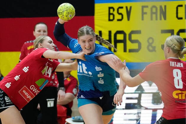 Julia Niewiadomska Halle, 44 , Charlotte Kaehr BSV, 17 , SV Union Halle Neustadt vs Buxtehuder SV, Handball Women, Bundesliga, 16 Matchday, 2021 2022, 26 02 2022, SV Union Halle Neustadt vs Buxtehuder SV, Handball Women, Bundesliga, 16 Matchday, 2021 2022, 26 02 2022, Halle Saale Copyright: xEibner-Pressefoto EckehardxSchulzx ep_eer