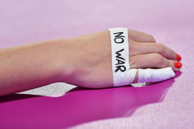 Bilder des Jahres 2022, Sport 02 Februar Sport Themen der Woche KW08 February 27, 2022, Scandicci (FI, Italy: Scandicci (FI), Italy, PalaRialdoli, February 27, 2022, Details of the hand of Indre Sorokaite (Savino Del Bene Scandicci) with the inscription No war during Savino Del Bene Scandicci vs Bartoccini Fortinfissi Perugia - Volleyball Italian Serie A1 Women match. Volleyball Italian Serie A1 Women match - Savino Del Bene Scandicci vs Bartoccini Fortinfissi Perugia, Scandicci (FI), Italy - ZUMAl164 20220227_zsa_l164_592 Copyright: xLisaxGuglielmix