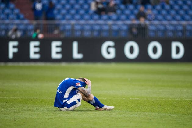 2 Football Bundesliga FC Schalke 04 FC Hansa Rostock 05 03 2022 Darko Churlinov FC Schalke 04, 7 sits frustrated on the ground after the end of the game and pulls the jersey over his face 2 Football Bundesliga, FC Schalke 04 FC Hansa Rostock, Gelsenkirchen, VELTINS Arena DFL REGULATES PROHIBIT ANY USE OF PHOTOGRAPHS AS IMAGE SEQUENCES AND OR QUASI VIDEO Copyright: xBEAUTIFULxSPORTS Wunderlx
