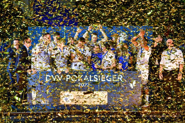 DVV Cup SVG Lueneburg VfB Friedrichshafen 06 03 22 DVV Cup, Volleyball, Men, Season 2021 22, SVG Lueneburg in dark blue vs VfB Friedrichshafen in white , Confetti rain with cup winner, Copyright: xBEAUTIFULxSPORTS TomxBlochx