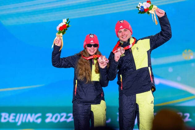 Paralympic Games Beijing 2022 07 3 2022 Day 3 ZHANGIJAKOU, PEOPLES REPUBLIC OF CHINA MARCH 07 Image of the Paralympic Games Beijing 2022 during the at Zhangijakou Medals Plaza of Zhangijakou on 07 3 2022 in Hebei Peoples Republic of China WALTER, Leonie GER , local club SC St Peter BAD , date of birth 17 10 2004 place of birth Freiburg, paralympic classification B2 and her guide STRECKER, Pirmin GER with their bronce medal Oliver Kremer DBS Copyright: xBEAUTIFULxSPORTS OliverxKremerx