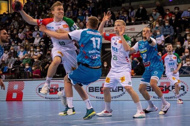Gisli Kristjansson SC Magdeburg, 10 vs Samuel Roethlisberger TVB Stuttgart, 17 TVB Stuttgart vs SC Magdeburg, handball, men, Bundesliga, 24 match day, season 2021 2022, 13 03 2022 TVB Stuttgart vs SC Magdeburg, handball, men, Bundesliga, 24 match day, season 2021 2022, 13 03 2022 Stuttgart Copyright: xTabeaxGuenzler Eibner-Pressefotox EP_TGR