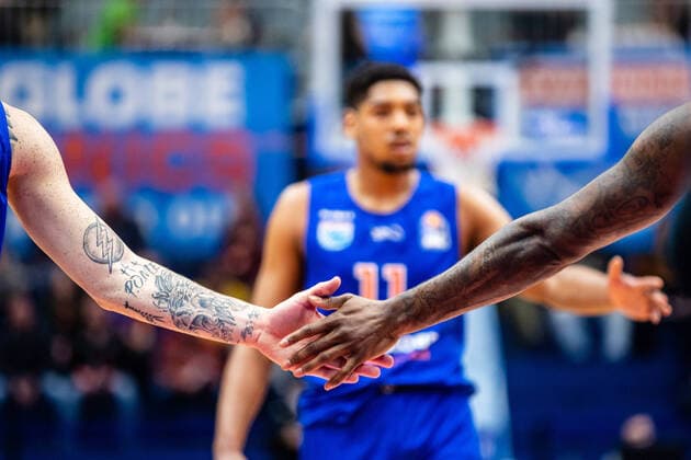 BB 1BL Syntainics MBC JobStairs Giessen 46er Hands Reggie Upshaw Syntainics MBC , Reggie Upshaw Syntainics MBC with Kostja Mushidi Syntainics MBC during the match Season 2021 2022 Men in the EasyCredit Bundesliga between Syntainics MBC and JobStairs Giessen 46er at Stadthalle Weissenfels on 17 March 2022 in Weissenfels, Sachsen Anhalt, Germany